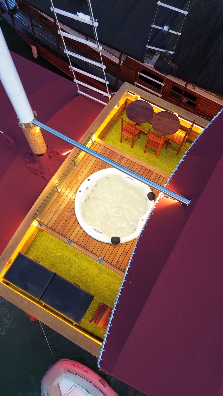 Escuna ALTO PADRÃO 10:30h – Jacuzzi e Toboágua