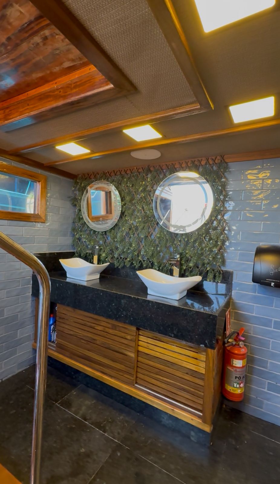 Escuna ALTO PADRÃO 10:30h – Jacuzzi e Toboágua