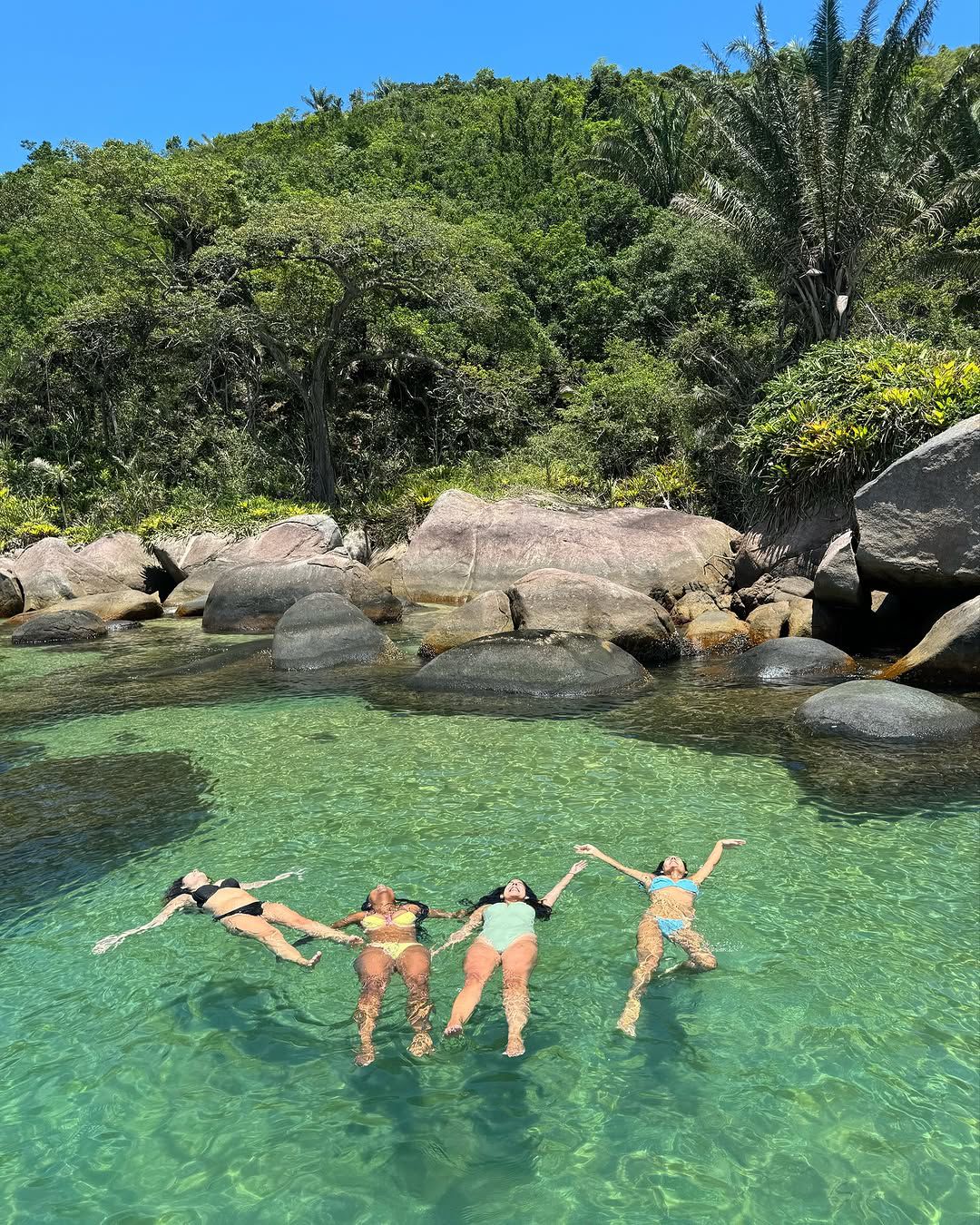Escuna ALTO PADRÃO 10:30h – Jacuzzi e Toboágua